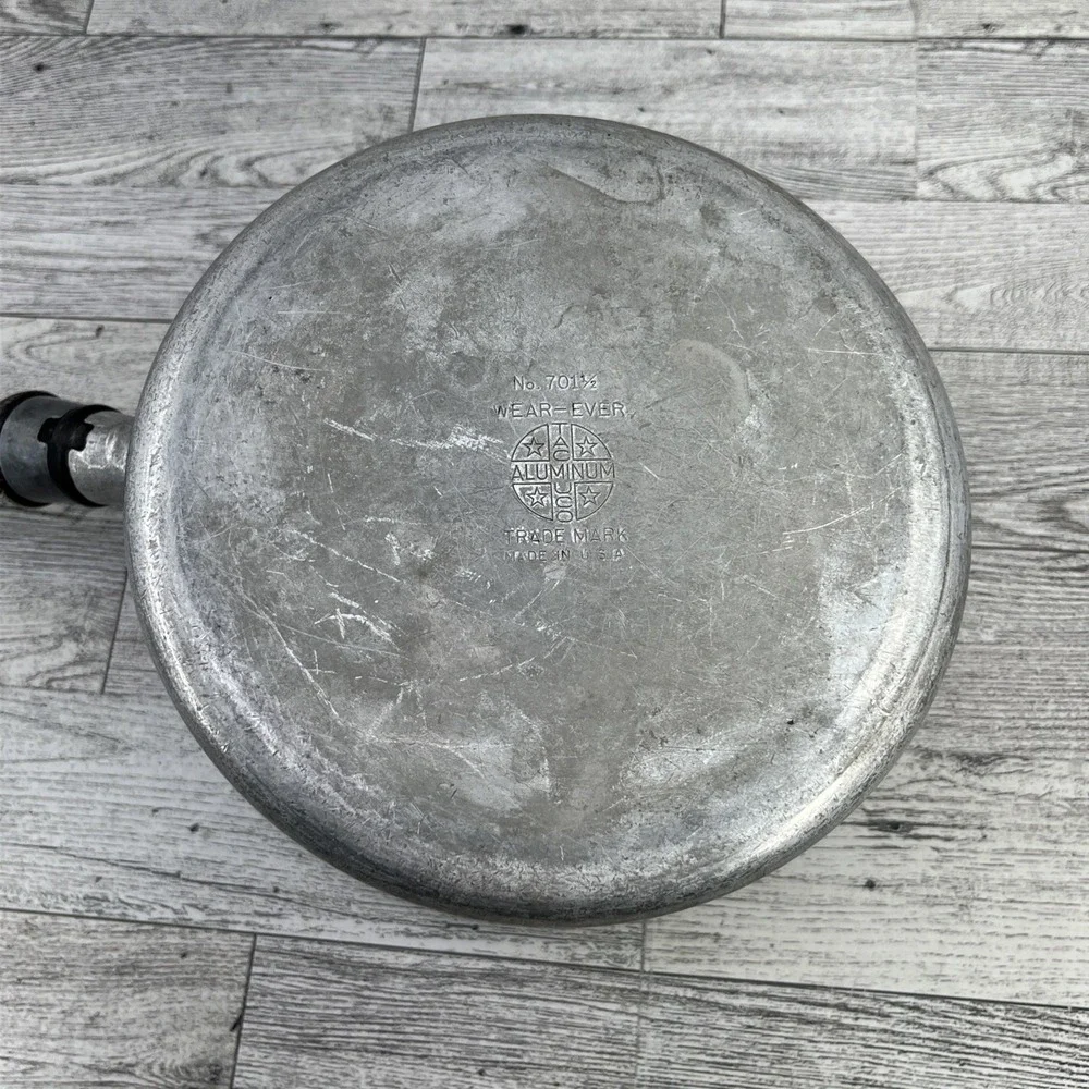 Vintage Wear-Ever Aluminum No. 701 1/2 Pot Sauce‎ Pan Wooden Handle Lid 1.5 QT